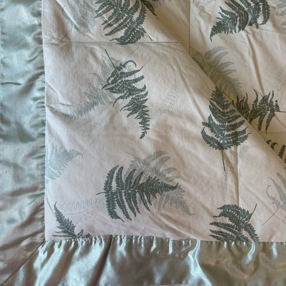 Vintage Quilt Hand Crafted Bedspread Leaf Pattern Cotton Silk Trim Cabin Green